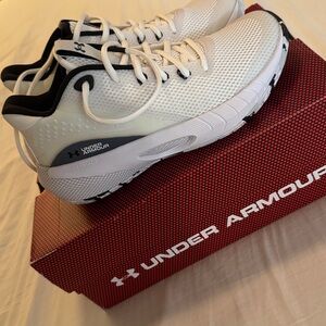 NIB Under Armour HOVR  Breakthru big boys size in White